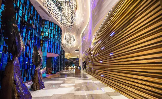 三月份带孩子到海南三亚，住哪个五星级酒店吃喝玩乐最好？