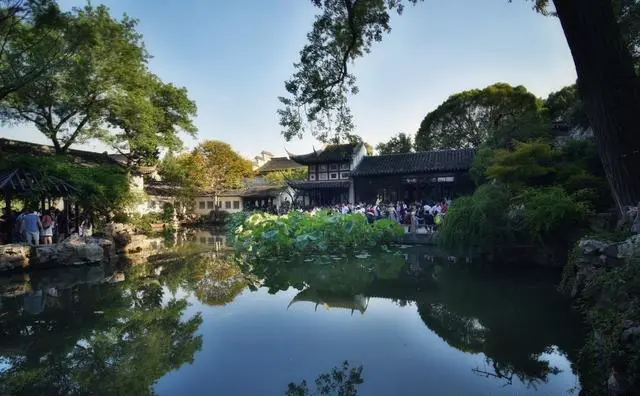 我和老伴退休金每月两万多，可以全国自驾游吗？