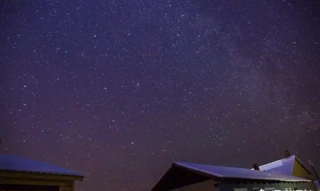 旅行时，和两个异性好友睡三人房正常吗？