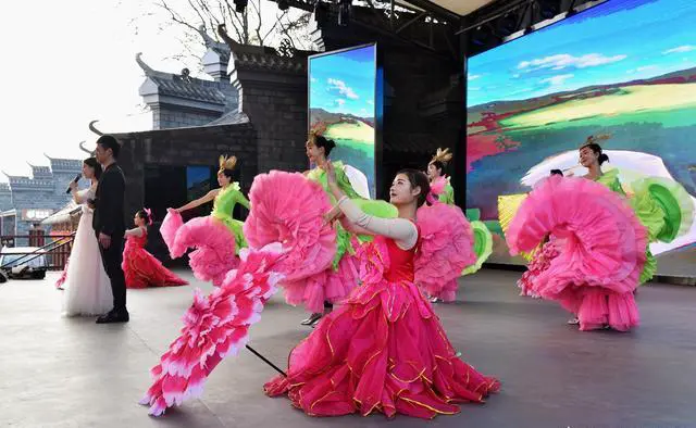 武汉木兰草原和木兰水镇哪个好玩？