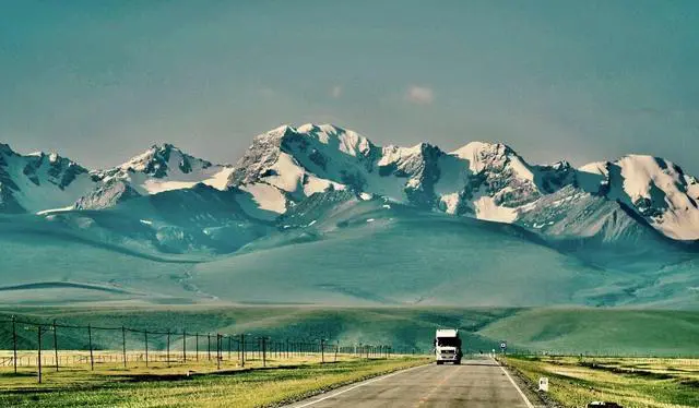 新疆的独库公路风景图