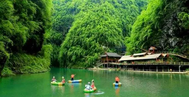 重庆好玩的地方太多了,谁能列个明细?不用太细,简明扼要?