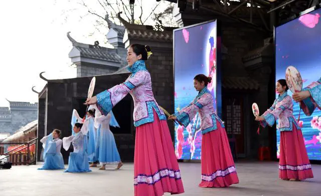 武汉木兰草原和木兰水镇哪个好玩？