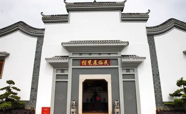 武汉木兰草原和木兰水镇哪个好玩？