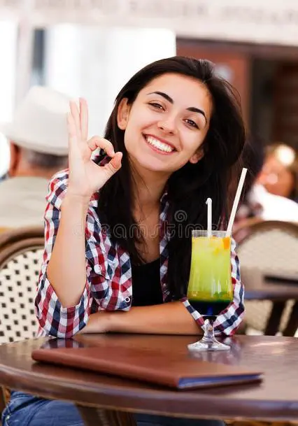 我跟她合租的，每次吃饭她闻到香味就来跟我一起吃，我该怎么办？