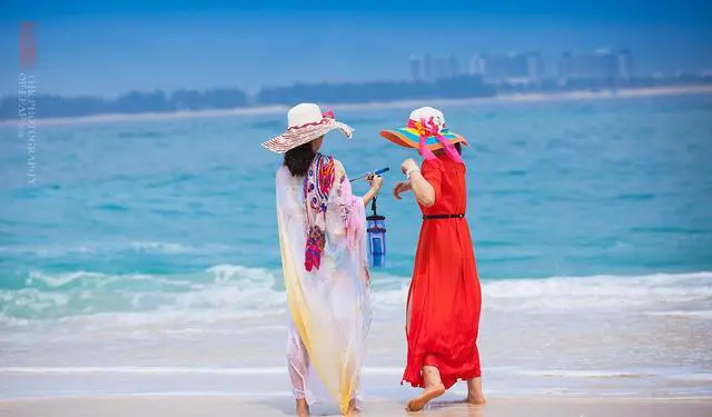 夏天准备去三亚旅游，哪个景点比较好玩？有比较好的海鲜店推荐吗？