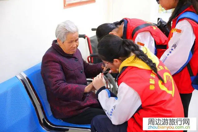 旅游坐大巴，一50+霸道老太太占了我们的座位，我据理力争要回了座位，我错了吗？