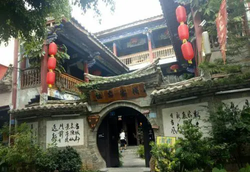 想去云南见建水旅游,那里有什么著名的景点?