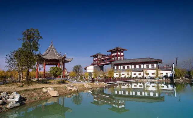 武汉木兰草原和木兰水镇哪个好玩？