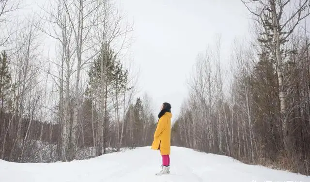 旅行时，和两个异性好友睡三人房正常吗？