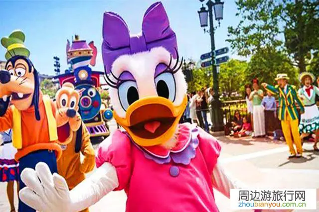 上海迪斯尼为防止带食品进入，进行翻包，园内售卖天价食品，你怎么看？