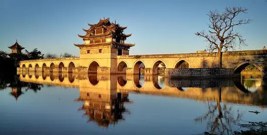 想去云南见建水旅游,那里有什么著名的景点?