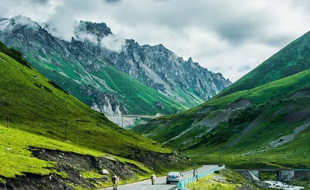 新疆的独库公路风景图