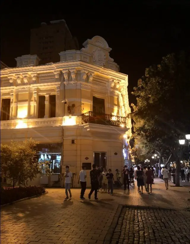 首批「全国示范步行街」获确认，南京夫子庙、杭州湖滨路、重庆解放碑上榜，还有哪些步行街值得提名？