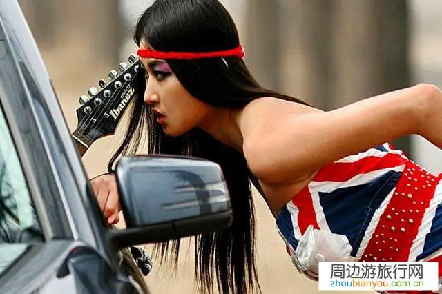 如果在自驾游时路边有美女招手搭车,你会怎么做?