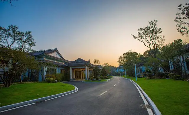 去杭州西湖旅游，附近有什么可以住宿的地方？