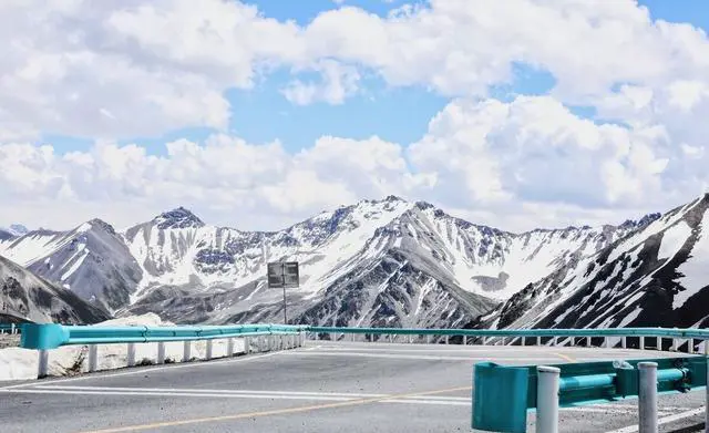 新疆的独库公路风景图