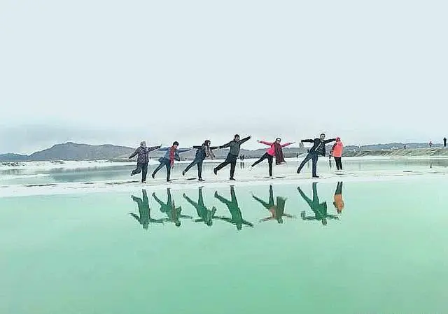 旅游途中，我和女友闹了矛盾，她要中止行程，和我分手，我该怎么做？