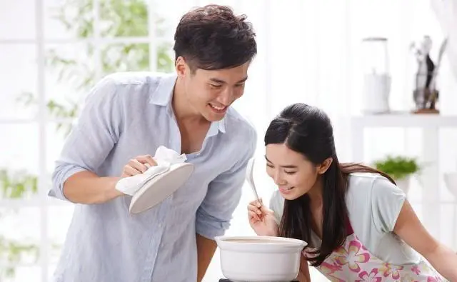 我跟她合租的，每次吃饭她闻到香味就来跟我一起吃，我该怎么办？