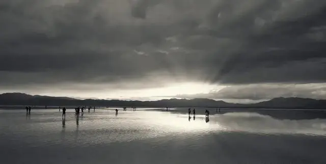 去茶卡盐湖旅游时刚好下雨，这是一种什么体验？