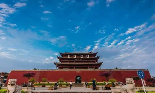 想去云南见建水旅游,那里有什么著名的景点?