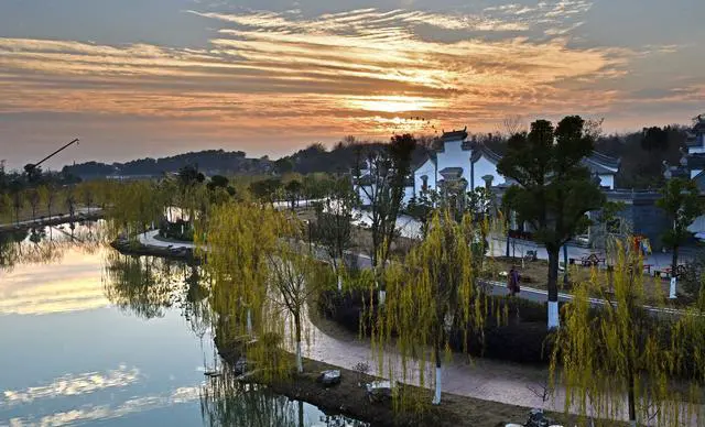 武汉木兰草原和木兰水镇哪个好玩？