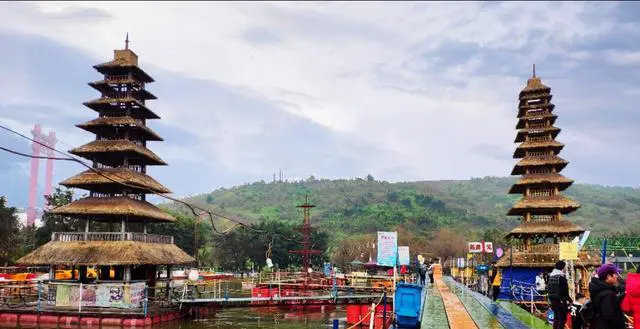 重庆好玩的地方太多了,谁能列个明细?不用太细,简明扼要?