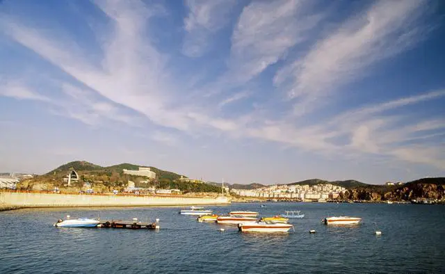 沿海城市消费低，环境好，适合独自去旅游的是哪里？