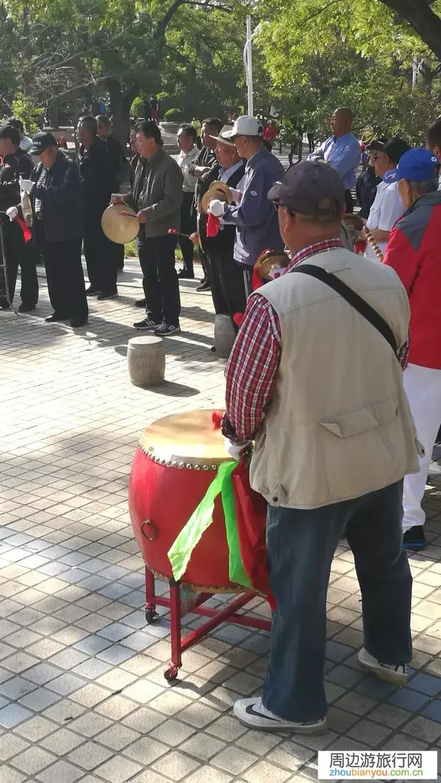 为什么中国很多中老年人都齐刷刷一窝蜂似的跑到大街上跳广场舞?为什么他们乐此不疲？