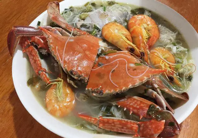 国庆出游，哪些地方值得我们自驾去，求一个人少的路线？