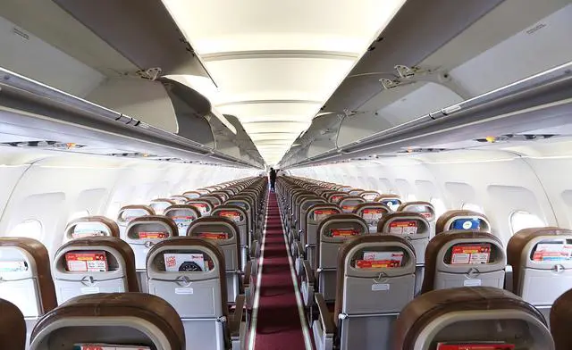 长时间坐飞机旅行怎么让自己舒服？