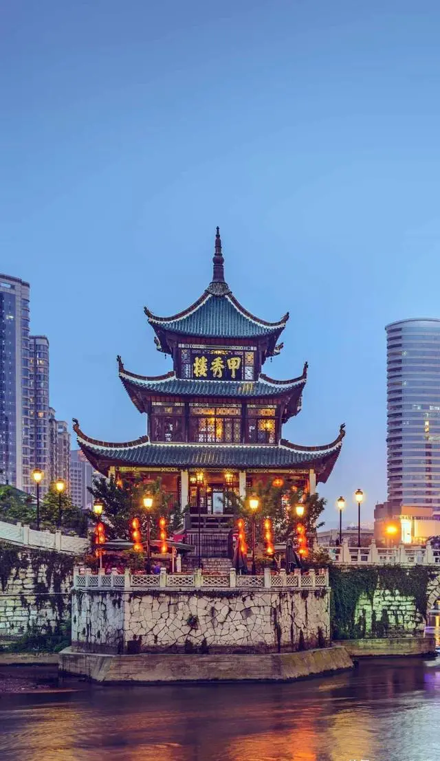 今年十一长假热点景区旅游的人会比去年多吗?大家预测一下?