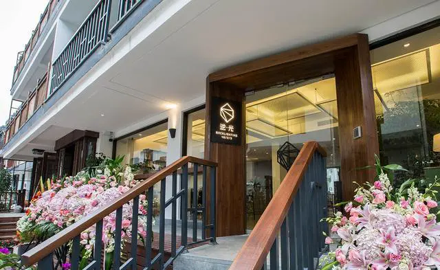 去杭州西湖旅游，附近有什么可以住宿的地方？