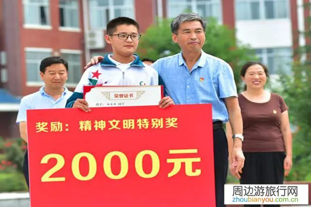 游客在景区捡到珍贵钱币，应该归景区所有，还是归游客所有？