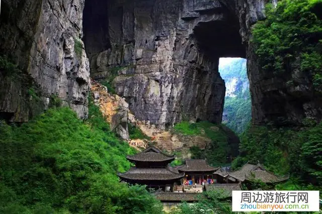 我打算与家人去重庆旅游，请问有什么好玩的景点吗？美食街在哪？