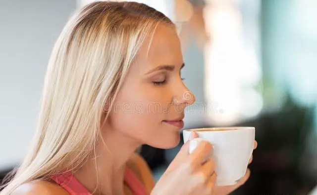 我跟她合租的，每次吃饭她闻到香味就来跟我一起吃，我该怎么办？