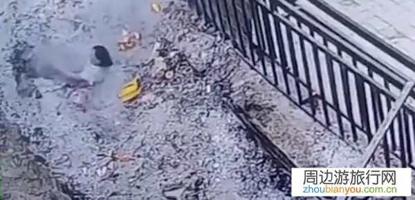 平顶山女子跌入香池被烧伤事件有了后续，原来是女子自己跳入香池。你怎么看这一事件？