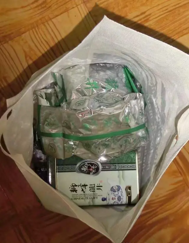 旅游区的商品都比别的地方贵,你买过哪些物品?有什么看法?