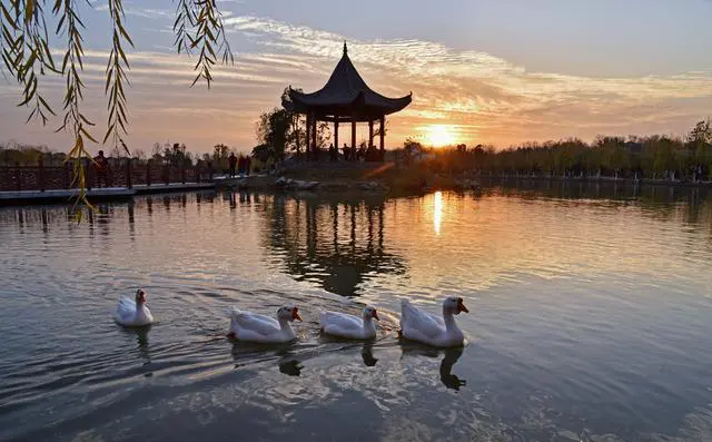 武汉木兰草原和木兰水镇哪个好玩？