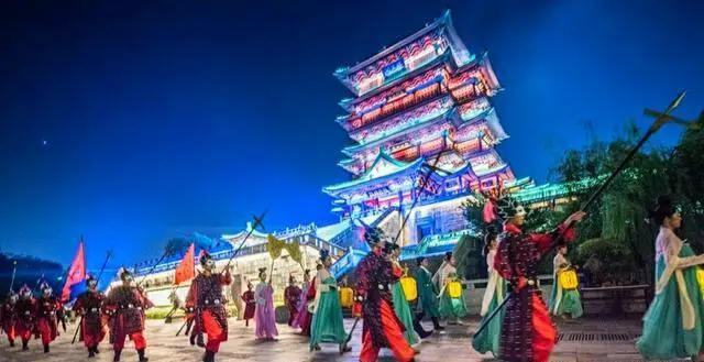 腾王阁和黄鹤楼哪个出名？