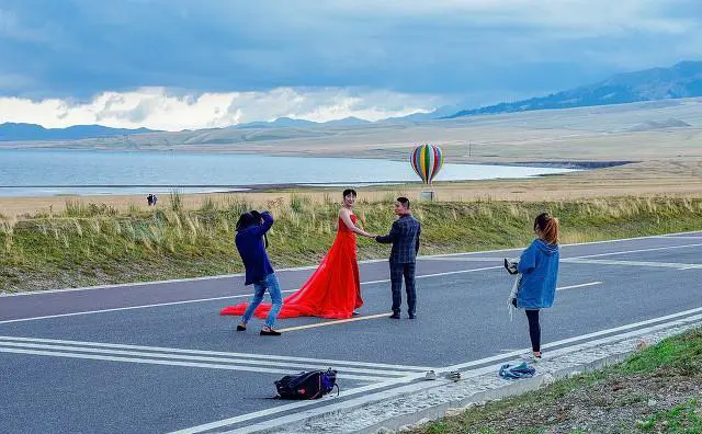 几个朋友旅游，出发了才知道有一个没钱的还不提前说，旅途中屡屡借钱，你们会怎么做？