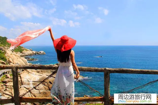 你们认为大西北和三亚哪里适合旅游？