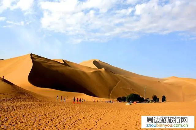 敦煌：月牙泉景区民警每年从沙里挖出一百多部手机！网友：我也想去, 你怎么看？