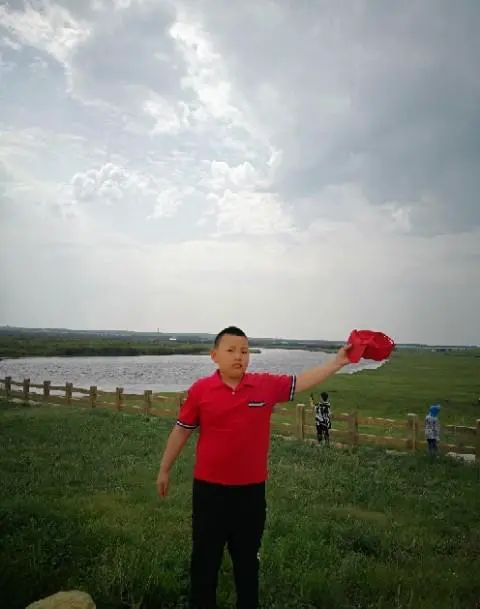 八月初去呼伦贝尔旅游，应该带些什么衣服？