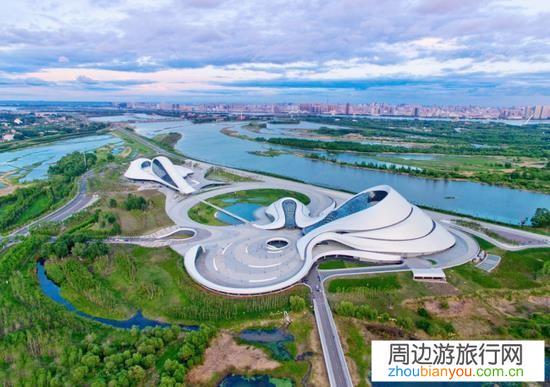 现在出去旅游需要注意些什么啊？哪里比较凉快啊？