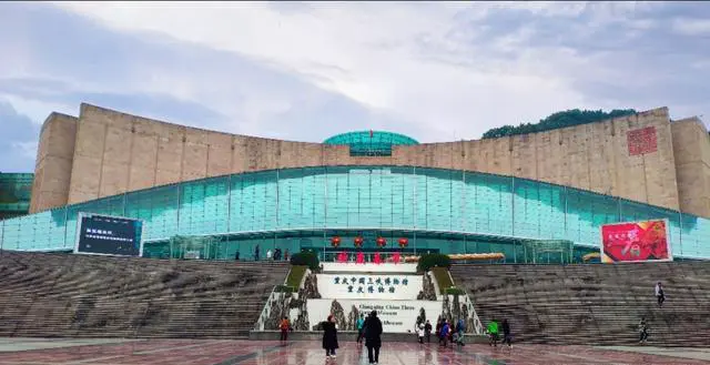 重庆好玩的地方太多了,谁能列个明细?不用太细,简明扼要?