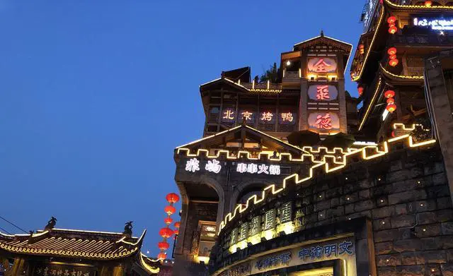 如果旅游二选一，你觉得成都和重庆哪个更合适？