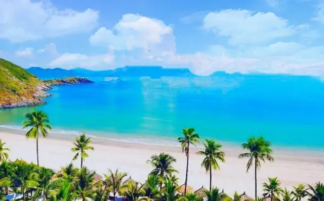 从武汉到三亚与到泰国的海岛旅游，哪个地方总费用低？