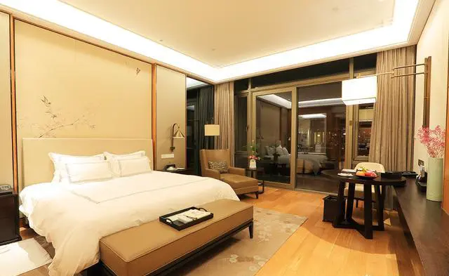 去杭州西湖旅游，附近有什么可以住宿的地方？