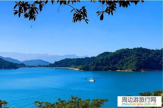 海南岛和弯弯岛，哪里自然风景更美一点，不涉及经济问题？